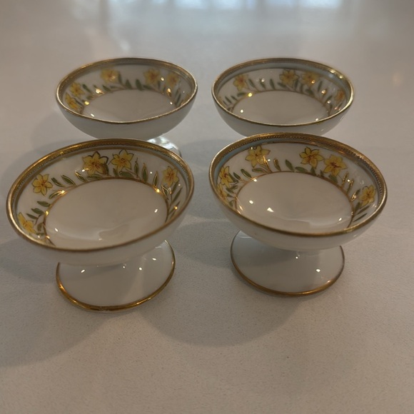 Vintage Nippon hand Painted Set of 4 Floral Gold-Trimmed Mini Salt Egg Bowls - Picture 3 of 4